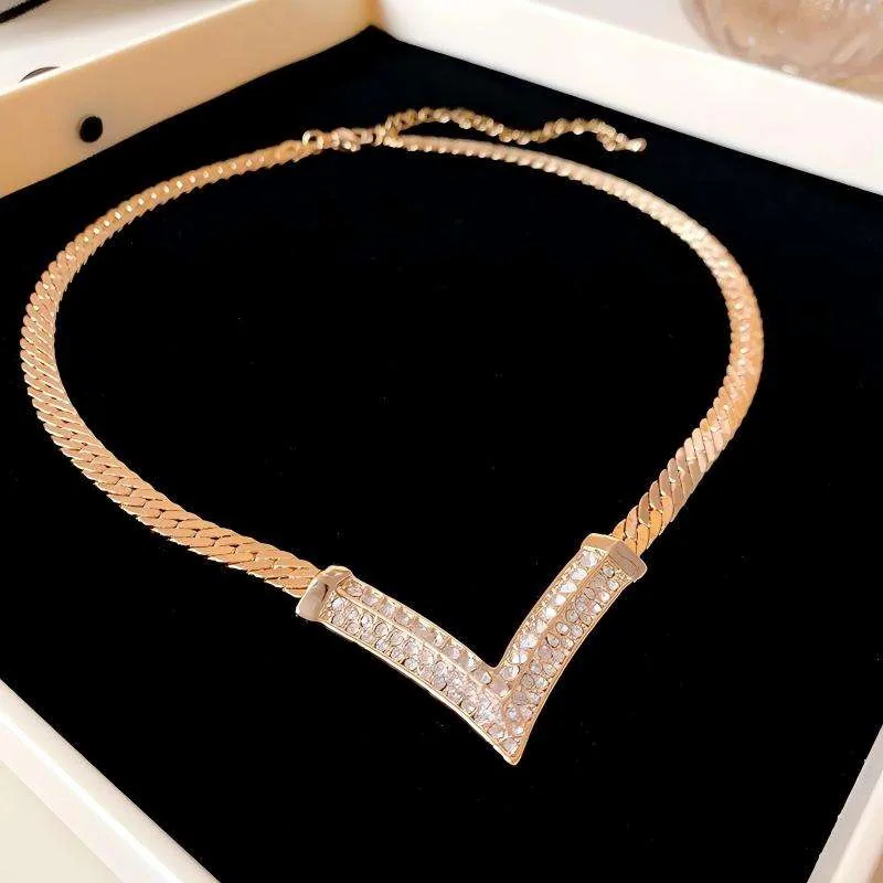 Exquisite Shiny V-shaped Diamond-encrusted Copper Alloy Snake Bone Chain Temperament with Cuban Chain Gold Clavicle Necklace
