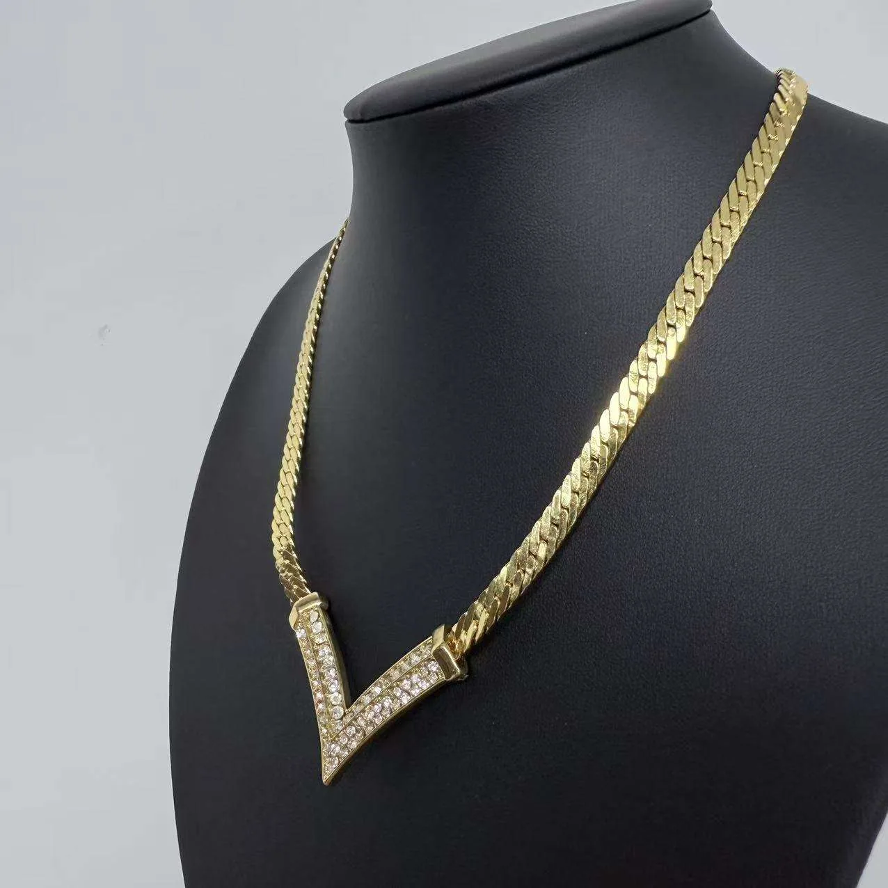 Exquisite Shiny V-shaped Diamond-encrusted Copper Alloy Snake Bone Chain Temperament with Cuban Chain Gold Clavicle Necklace view 2