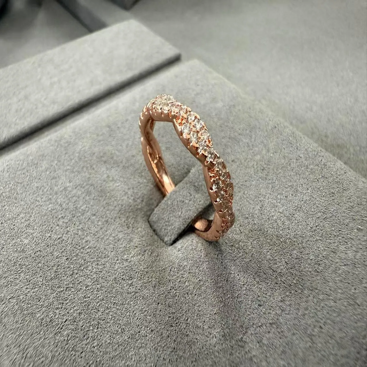 Custom Women Exquisite Luxurious Stranded Zircon Inlaid Shiny Temperament Female Band Indelible Copper Alloy Rose Gold Rings view 3