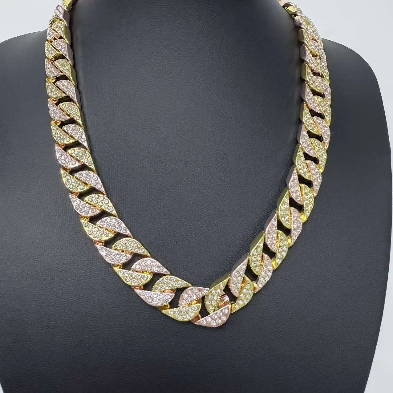 Hip-hop Iced Diamond-encrusted Copper Alloy Selling Exquisite Classic Temperament Men and Women Gift Necklaces Hip Hop Jewelry