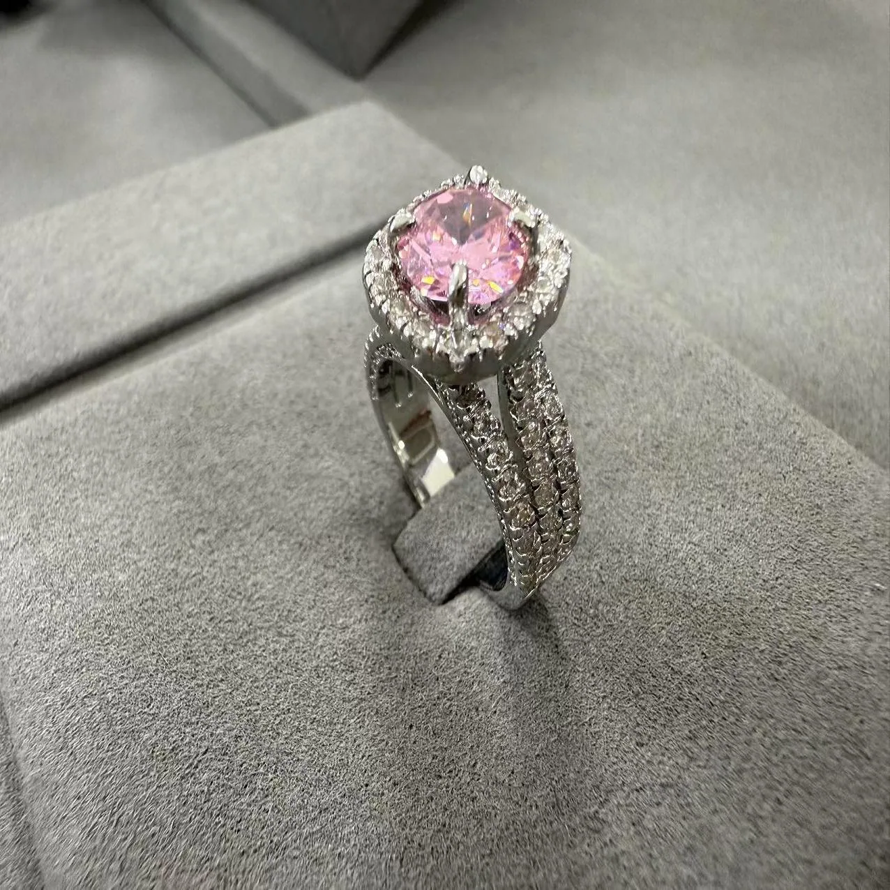 Hot-selling Exquisite Luxury pink Zircon Inlaid Ring Shiny Temperament Women Indelible Copper Silver Fashion Rings for Girls
