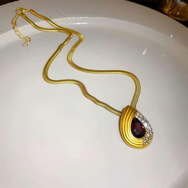 Hot-selling Exquisite Red Diamond-encrusted Copper Alloy Temperament Gold-plated Pendant Necklaces for Girls
