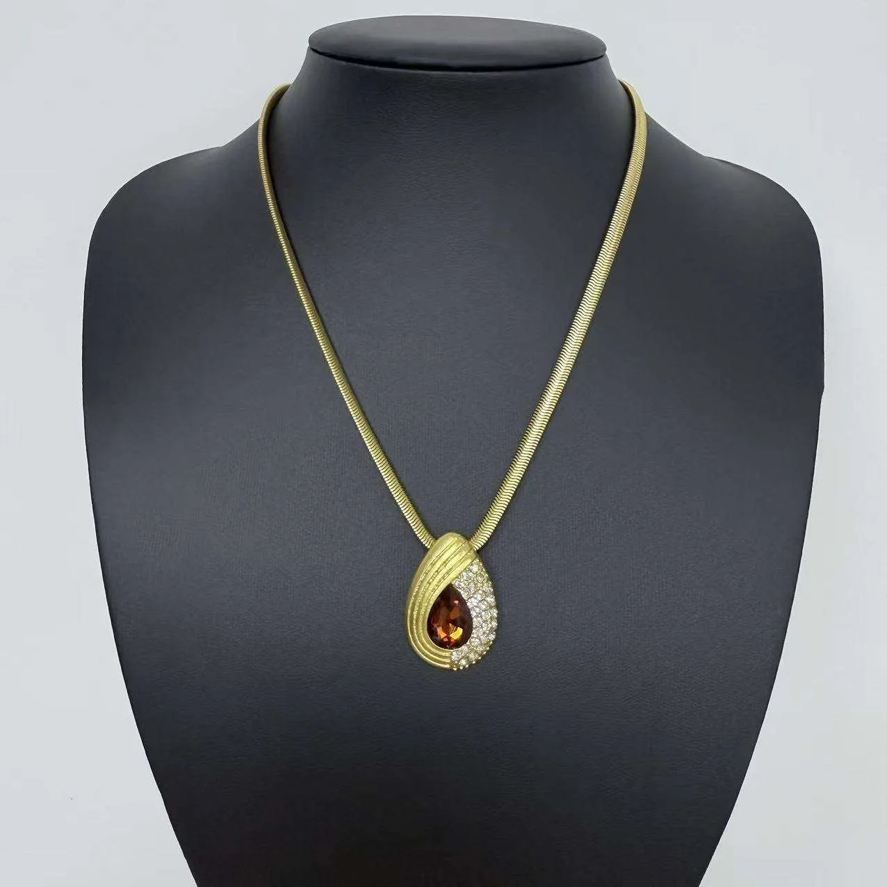 Hot-selling Exquisite Red Diamond-encrusted Copper Alloy Temperament Gold-plated Pendant Necklaces for Girls view 2