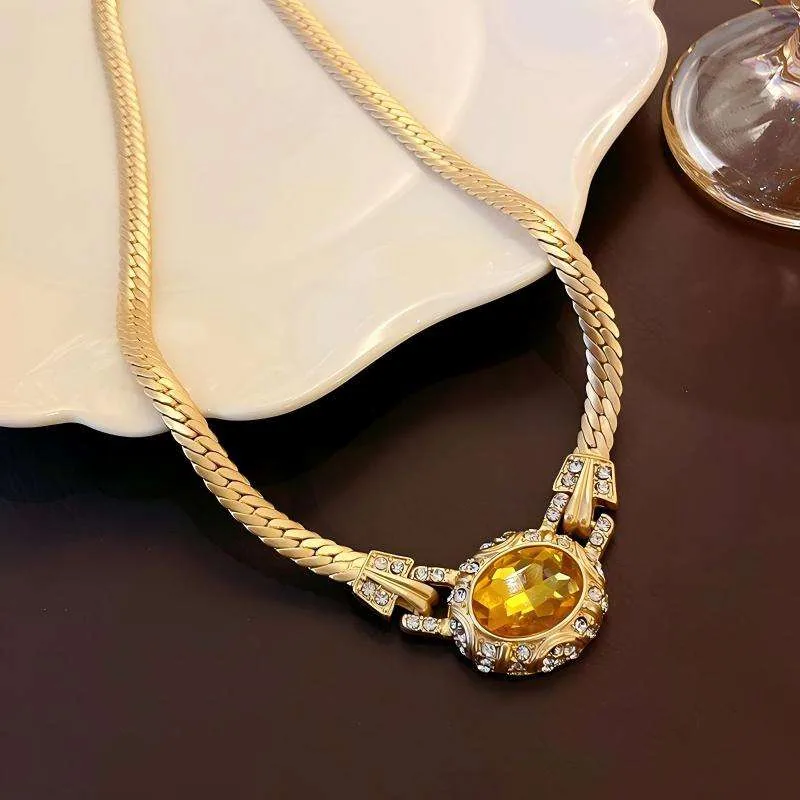 Retro Golden Red Oval Diamond-encrusted Copper Alloy Snake Bone Chain Temperament Women with Cuban Chain Gold Pendant Necklace