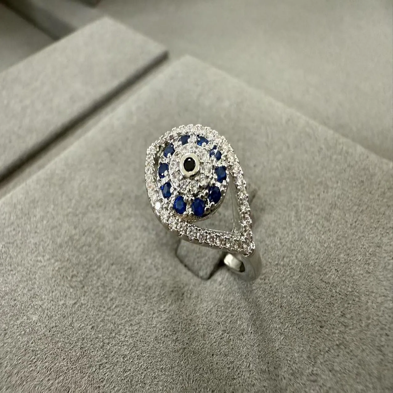 Hot-selling Exquisite Luxury Shining Blue shaped Zircon Inlaid Temperament Female Band Indelible Gold Copper Alloy Ring view 2