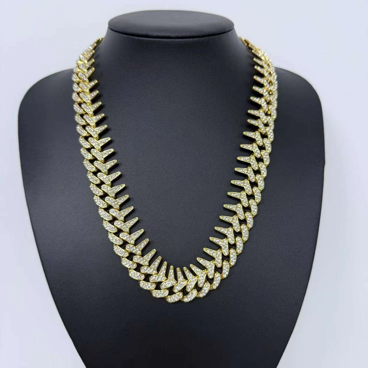 Men's Gold Plated Cuban Link Chain Necklace with Sparkling Thick Hip Hop Jewelry Luxury Statement Piece for Fashion Lovers
