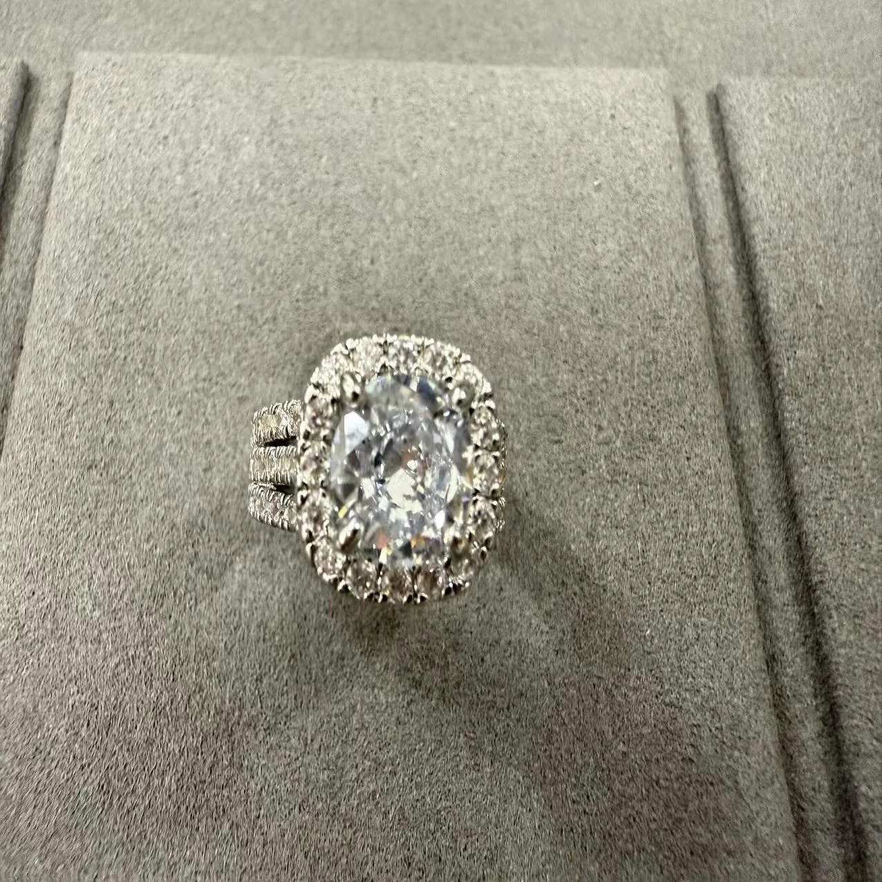 Custom Exquisite Luxury Alloy Rings Full Zircon Round Diamond Temperament Women Rings for Women Men Wedding Jewelry Gift