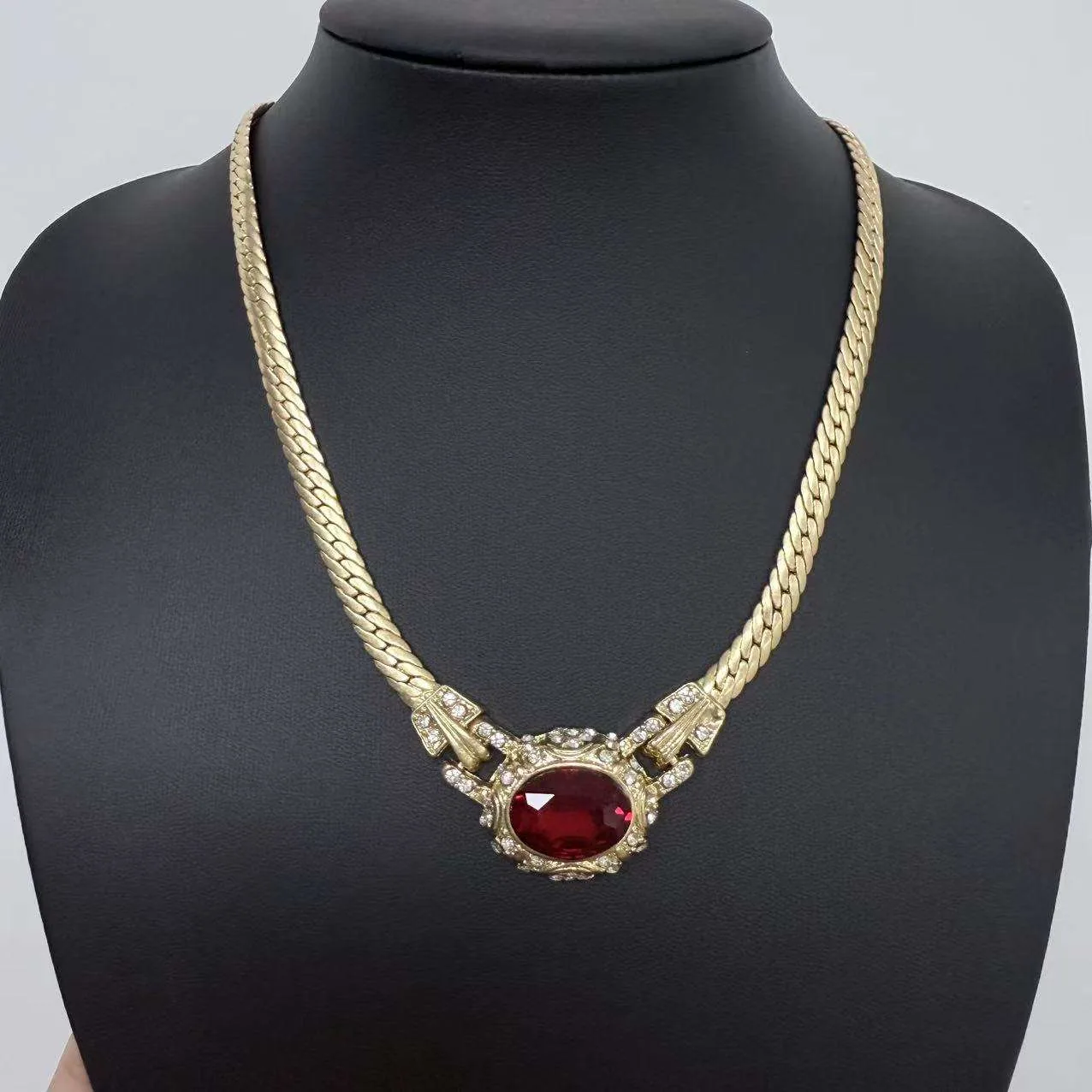 Retro Golden Red Oval Diamond-encrusted Copper Alloy Snake Bone Chain Temperament Women with Cuban Chain Gold Pendant Necklace view 3