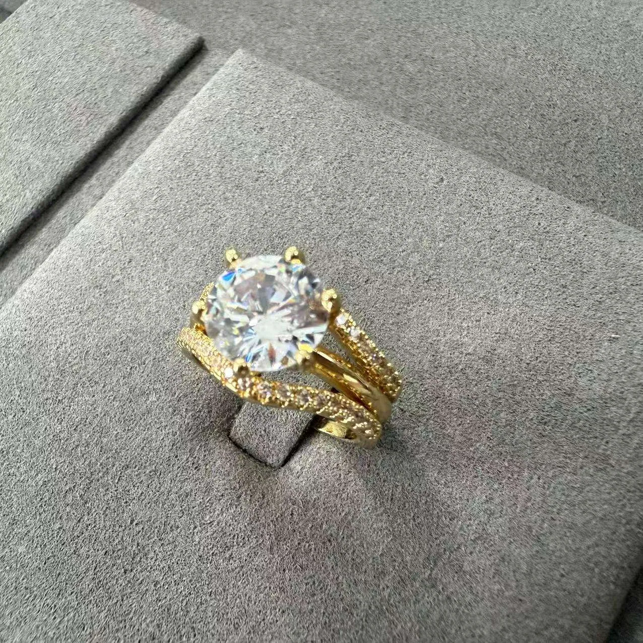 Custom Luxury Shining Diamond Zircon Rings Gold Plated Alloy Wedding Women Men Fashion Fine Jewelry Rings