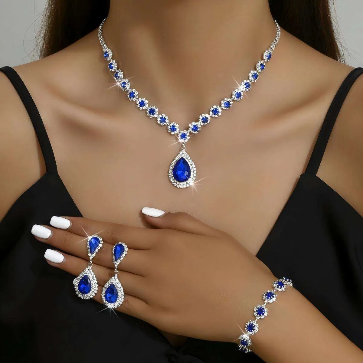 Sparkling Copper Alloy Rhinestone Jewelry Sets Custom Luxury Drop-shaped Pendant Necklace Diamond Flower Necklaces for Women Set view 3