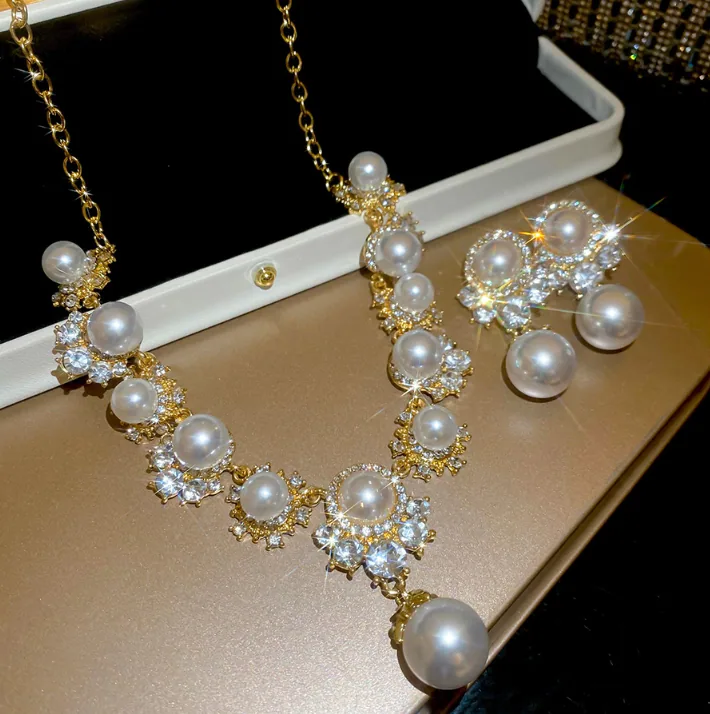 Wholesale Vintage Royal Round Crystal Faux Pearl Jewelry Set Choker Necklace Drop Earrings Women MOQ 6 Sets Bulk Supply