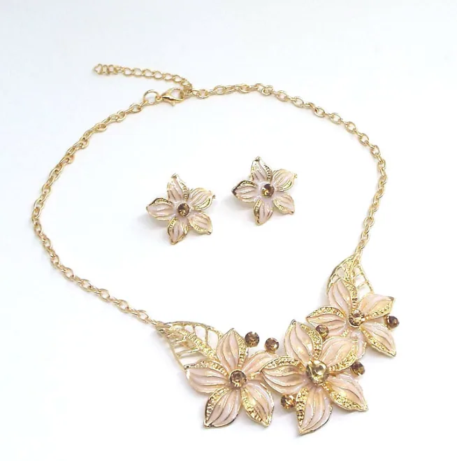 Fresh Sweet Korean Hollow Leaf Floral Matching Jewelry Set Gold Tone Wide Bib Necklace Simple Flower Stud Earrings Daily Vacation Banquet Women Outfit Accessories MOQ 6 Sets view 2
