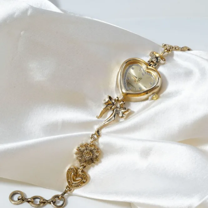 Retro Heart Bracelet Watch Women Gold Bow Flower Fashion Vintage Quartz Wrist Watch Hot Sale view 2