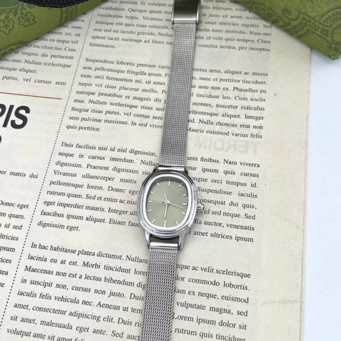 Minimalist Cold Style Oval Silver Quartz Wrist Watch for Women Niche High‑End Elegant Small Chain Ladies Watch view 2