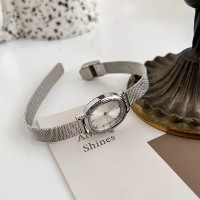 Minimalist Cold Style Oval Silver Quartz Wrist Watch for Women Niche High‑End Elegant Small Chain Ladies Watch view 3
