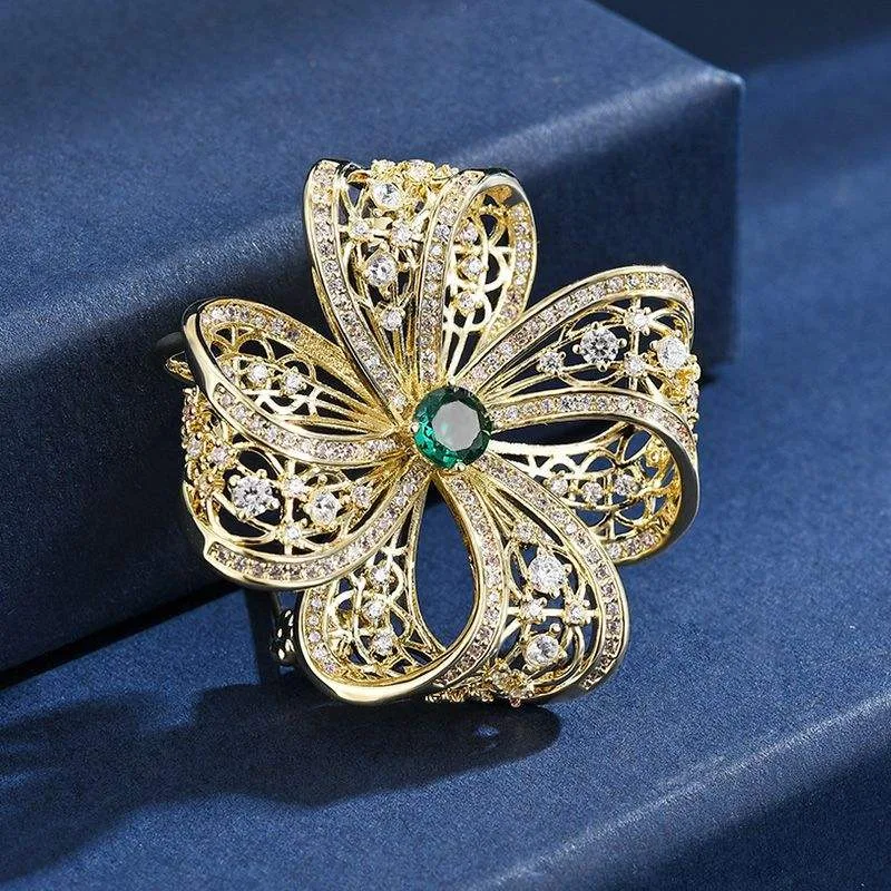 Four Leaf Clover Brooch for Women Men Retro Hollow Exquisite High-End Suit Lapel Pin Accessory for Wedding Party