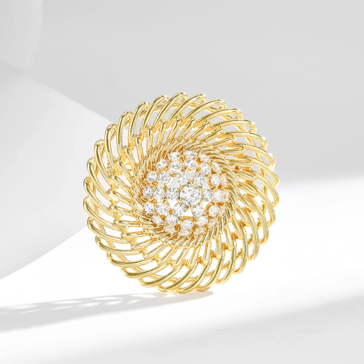 Unique Versatile Hollow Circle Wrapped Zircon Copper Brooches for Unisex-Fashion High-End Wedding Party Gift