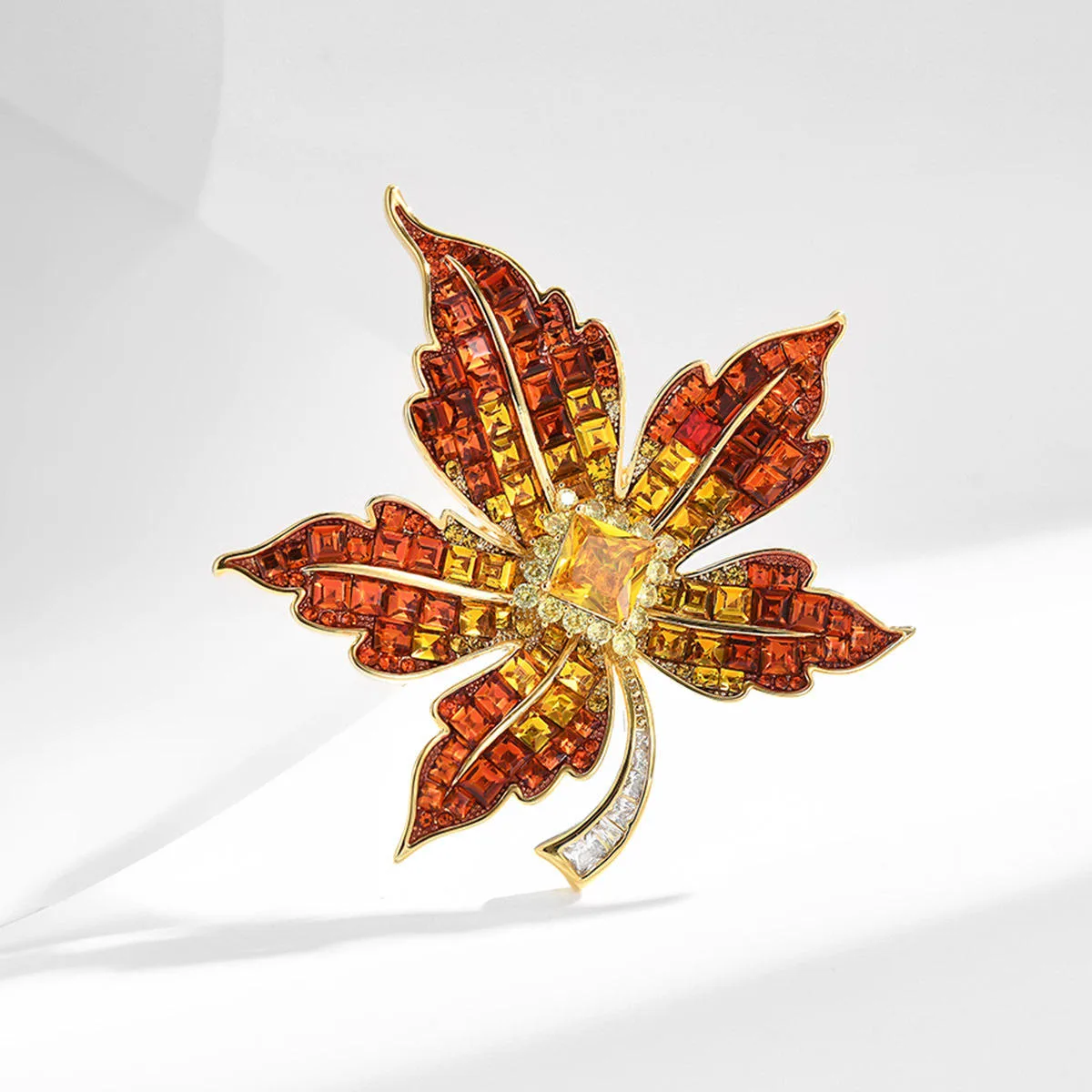 High-End Luxury Women's Blue Maple Leaf Brooch Pins Vintage Exquisite Copper Jewelry Natural Crystal Silver Plated Accessories