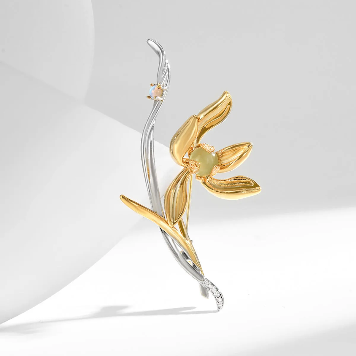 Simple Orchid Brooch for Women Silver Plated Flower Design Retro Vintage High-End Lapel Pin Accessories for Party Wedding