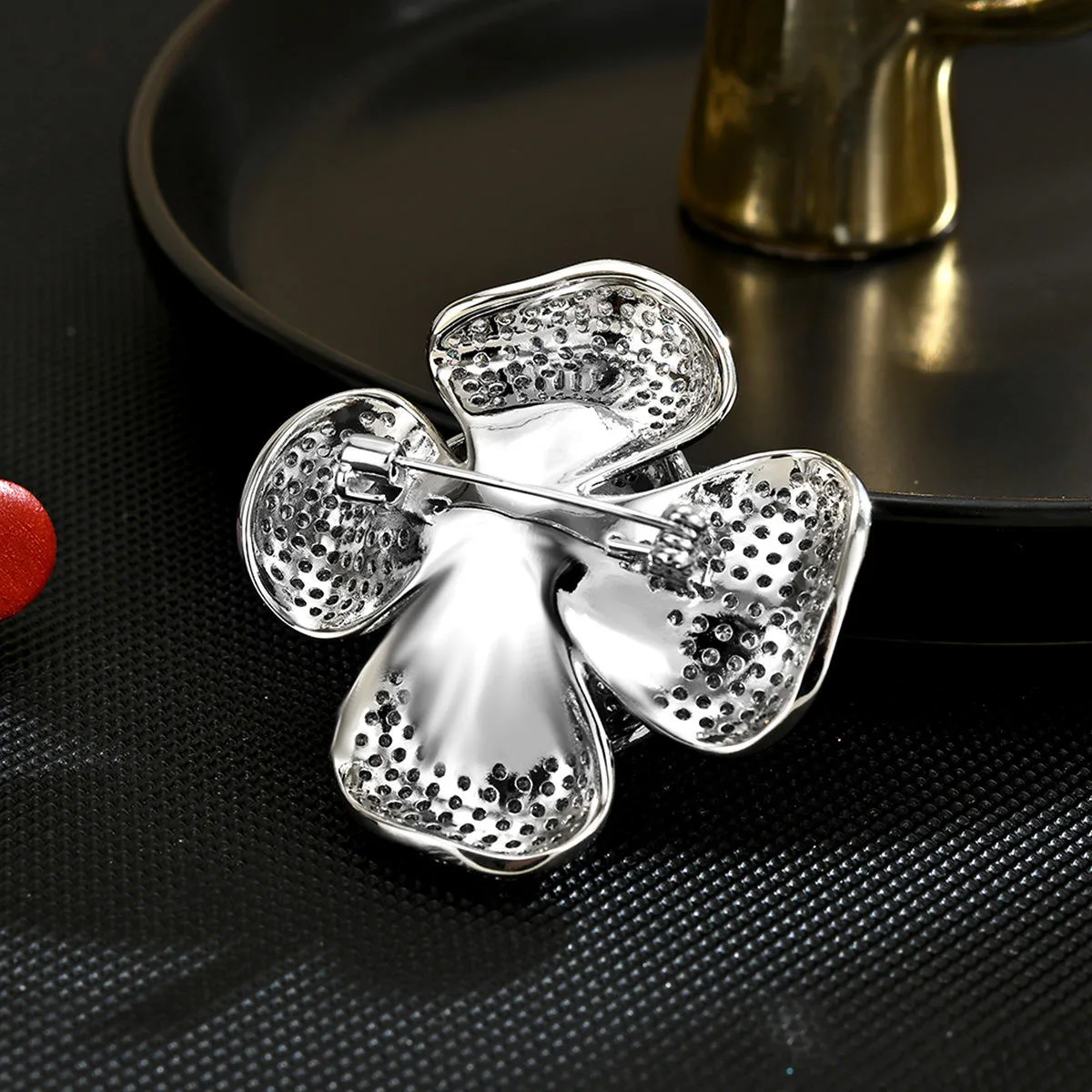 Wholesale Gold Plated Alloy Full Diamond Flower Brooch Fashion Fine Women Party Wedding Elegant Designer Inspired Lapel Pin view 2