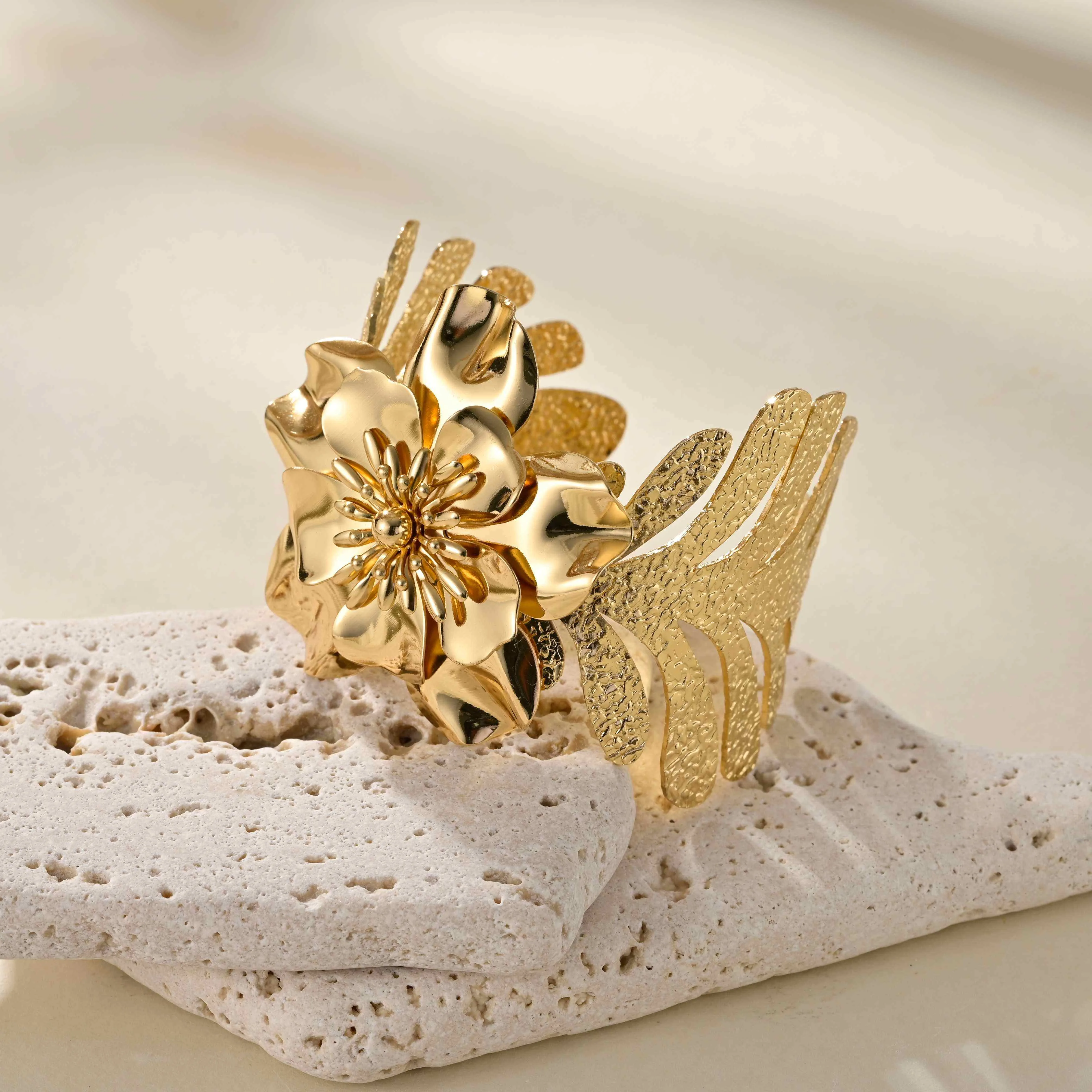 Wholesale Flower Bangles Gold Plated Alloy Jewelry Copper Unique Design Jewelry Joias De Luxo Fancy Jewellery for Ladies view 2