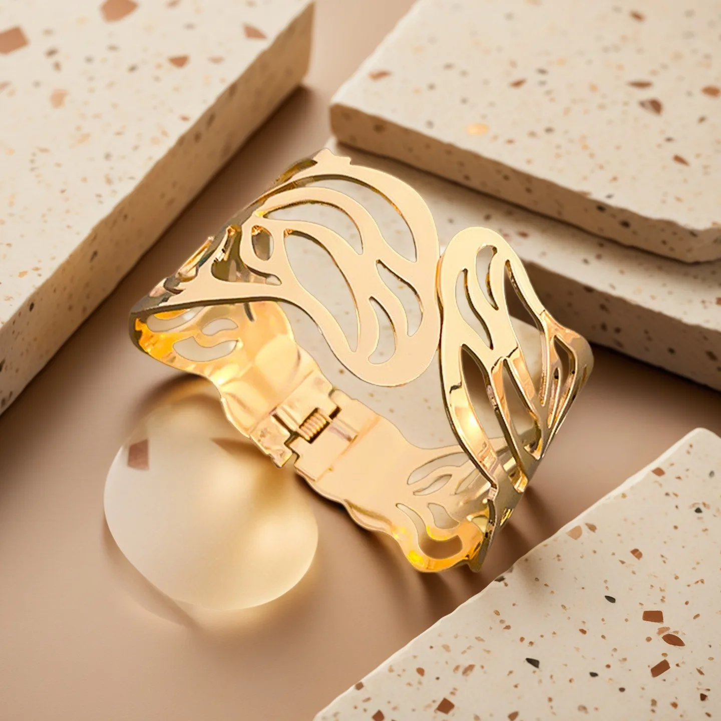 Gold Plated Alloy Copper Jewelry Joias De Luxo Fancy Jewellery for Ladies Clasp Hollow Chinese Bangles