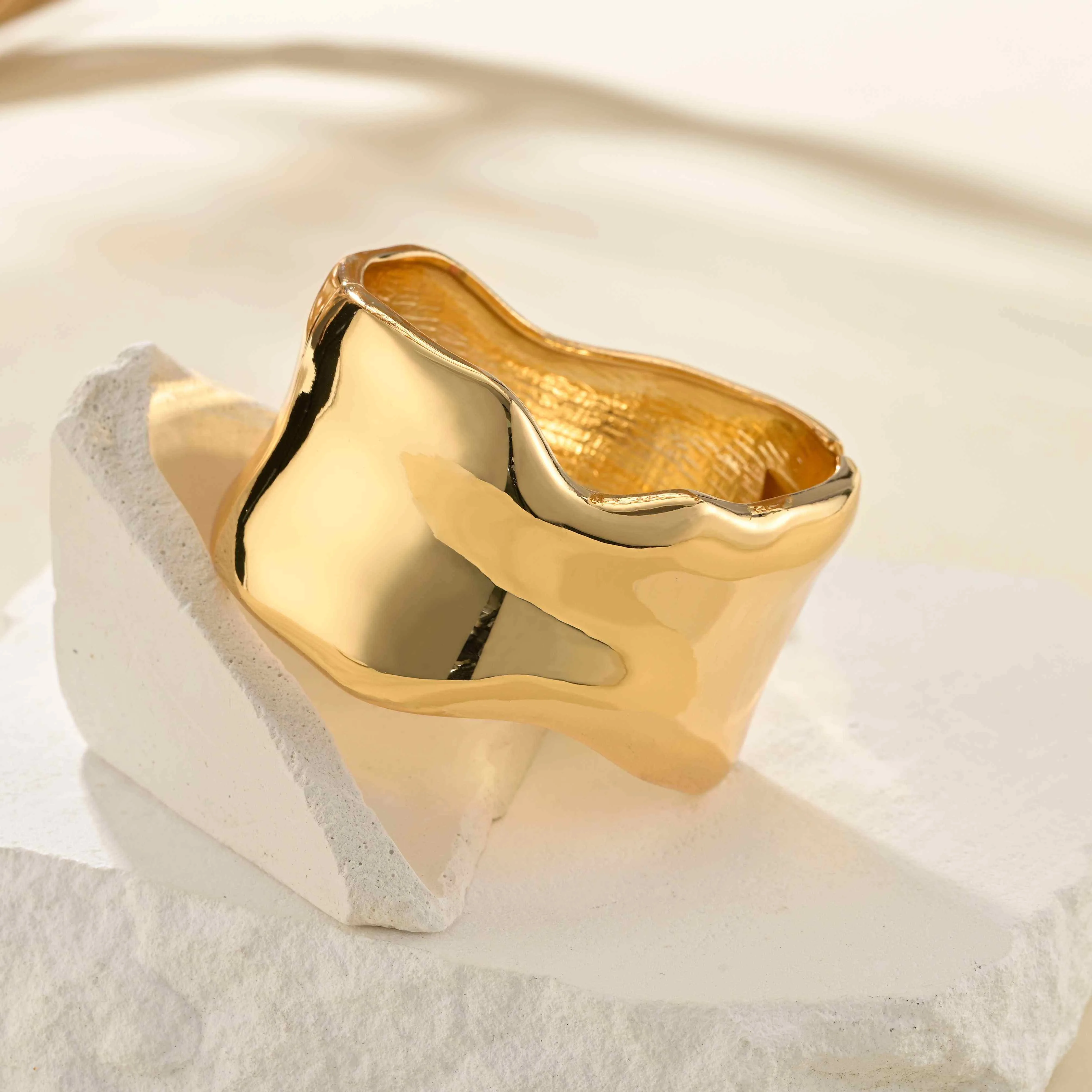Gold Plated Alloy Copper Wedding Jewelry Joias De Luxo Fancy Jewellery for Ladies Clasp Hollow Chinese Bangles
