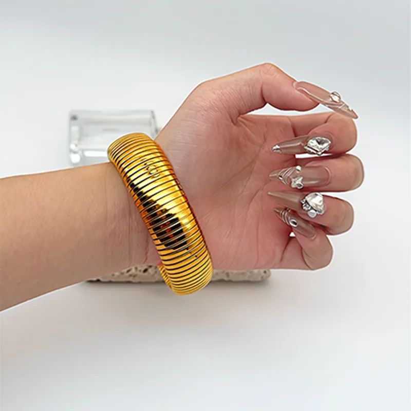 Woman Fashion Gold Plated Stainless Steel Jewelry Joias De Luxo Anti Tarnish Bangles Wide Classic Bracelet for Valentine Gift view 2