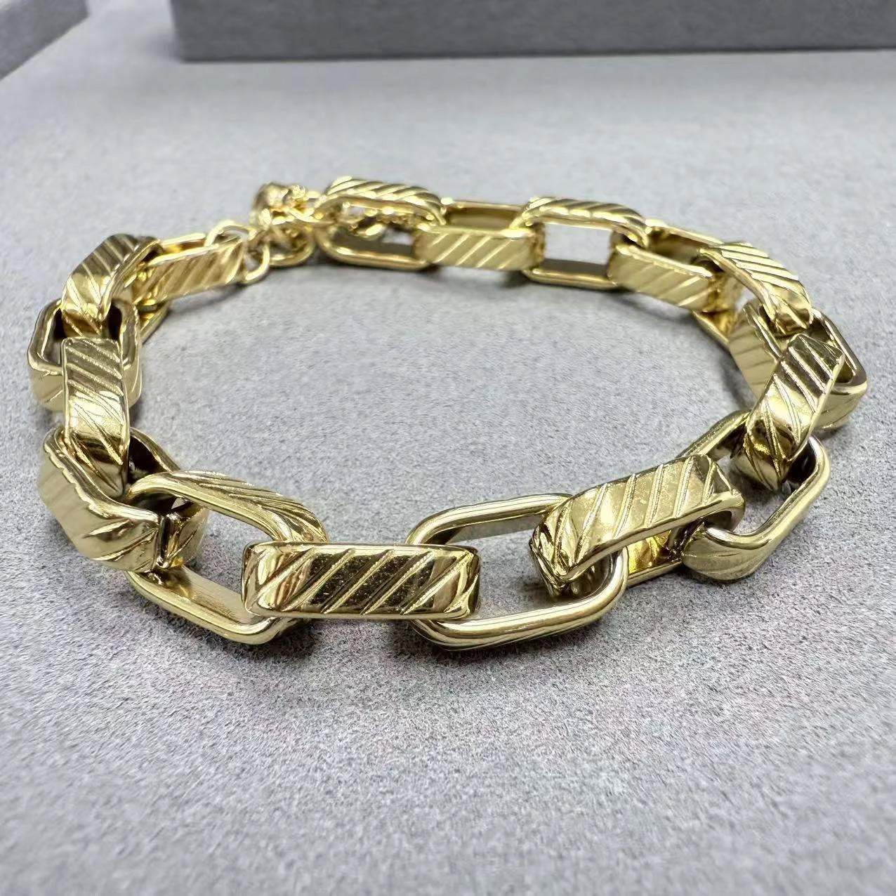 Custom Retro Chic Titanium Steel Thick Female Colorfast Gold Plated Stainless Steel Women Jewelry Fashion Chain & Link Bracelets view 2