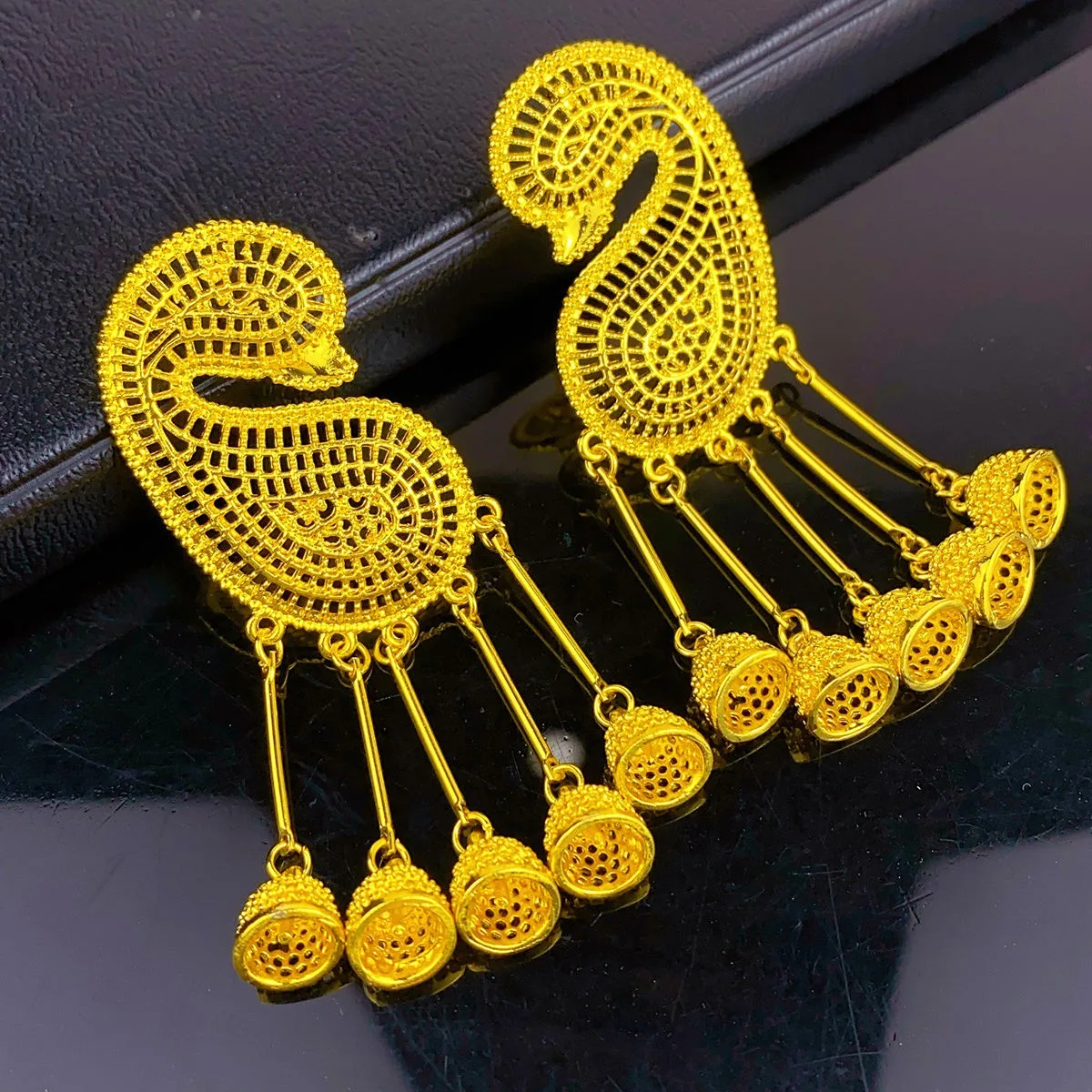 Custom Wholesale Fashion Jewelry Brass Gold Plated Dangle Earrings Vintage Luxury Woman Pendant Earrings for Wedding Party view 3