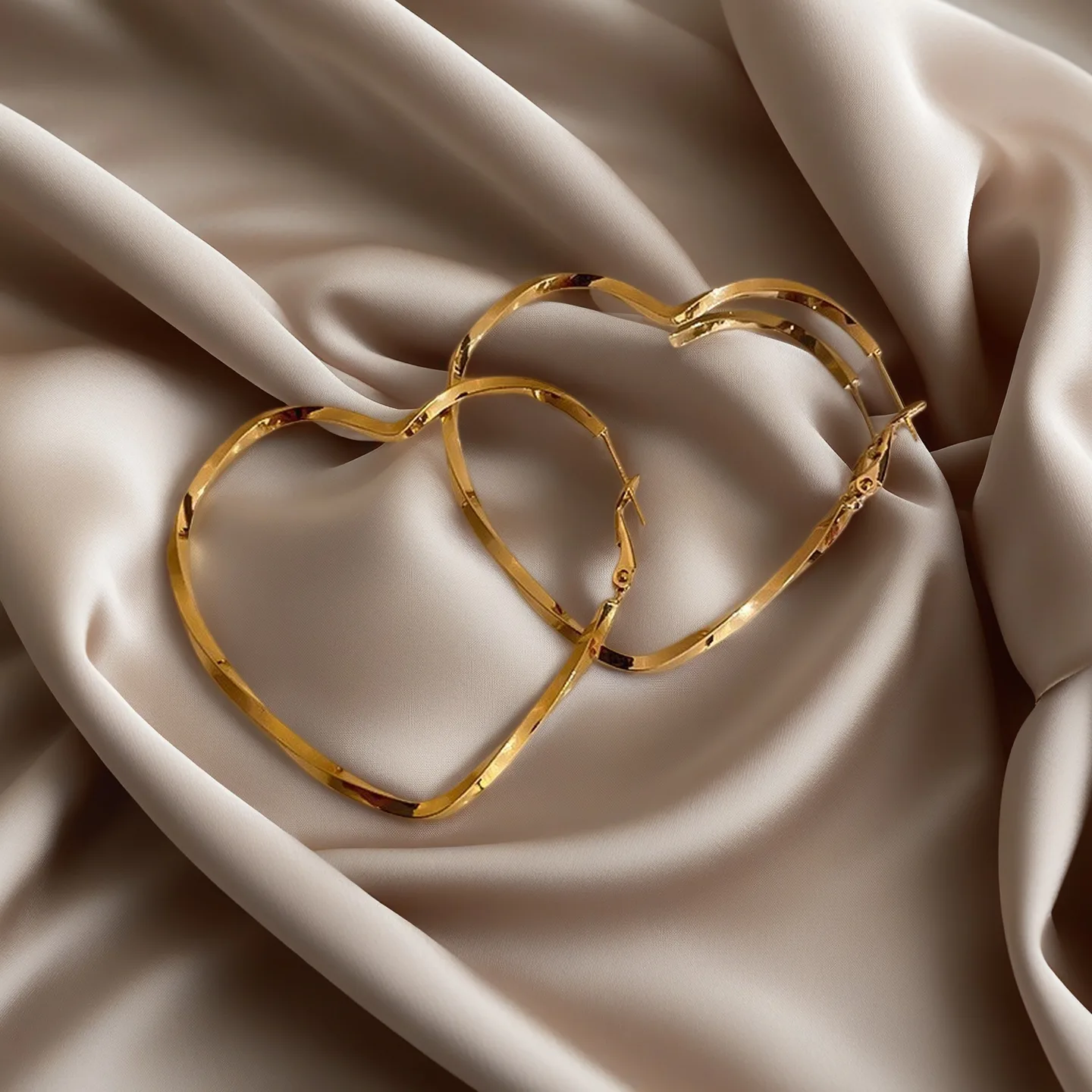 Joias De Luxo Wholesale Gold Heart Hoop Earrings Alloy Oversized Smooth Polished Statement Fashion Jewelry for Women Custom