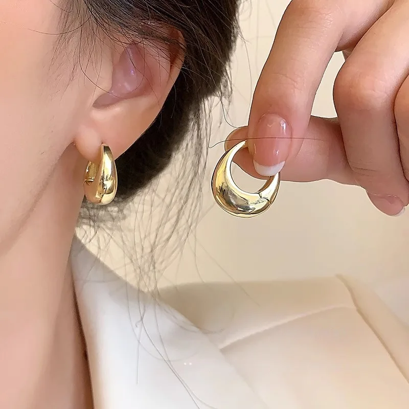 Minimalist Gold Toned Chunky Hoops Earrings Sleek Chic Hick Smooth Polished Classic Alloy Charm Earrings Jewelry for Women