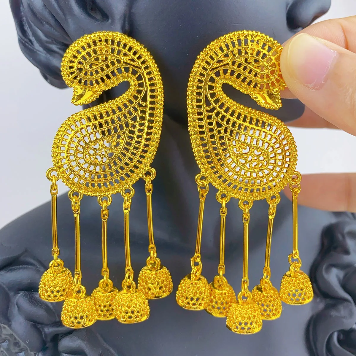 Custom Wholesale Fashion Jewelry Brass Gold Plated Dangle Earrings Vintage Luxury Woman Pendant Earrings for Wedding Party view 2