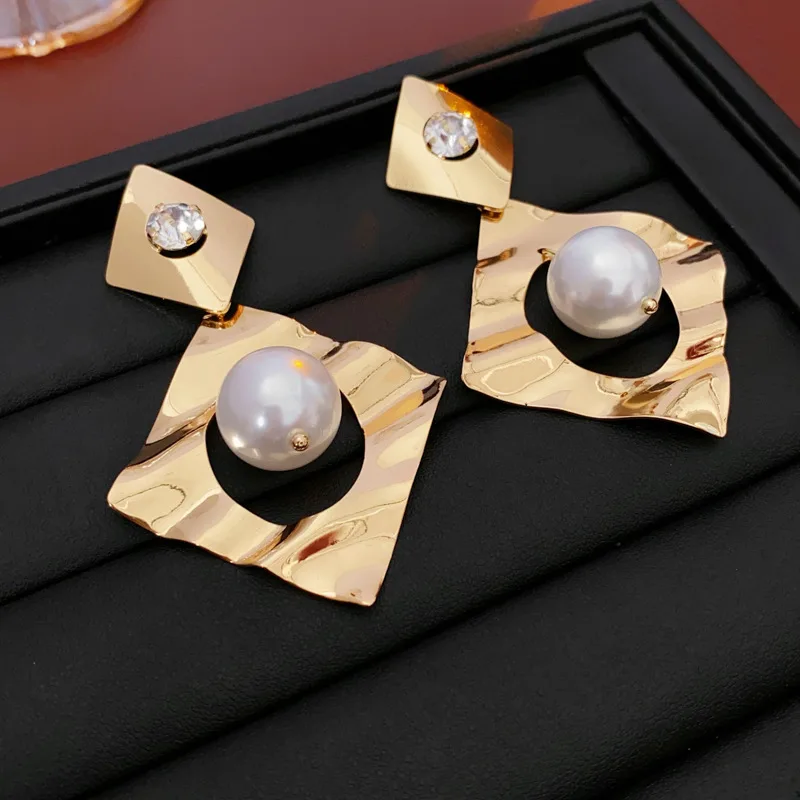 Wholesale Silver Needle Pleated Wave Artificial Pearl & Rhinestone Stud Earrings Copper Fashion Statement Women Jewelry for Gift view 2
