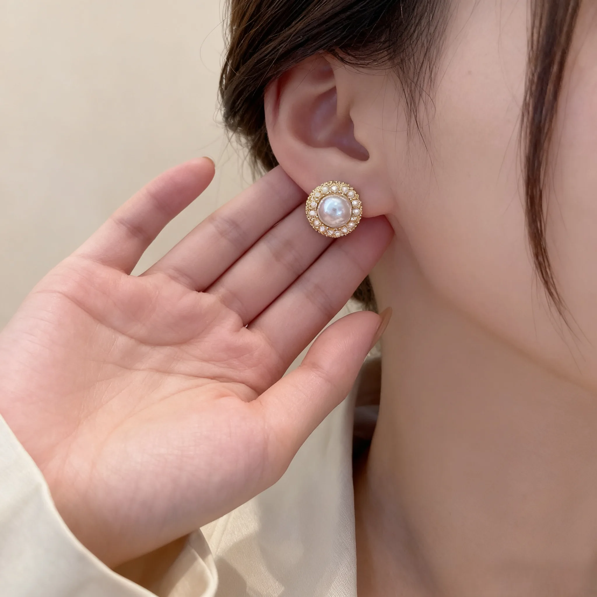 Vintage Style Pearl Stud Earrings Women Luxurious Gold Plated Crystal Embellished Round Elegant Party Daily Jewelry Accessories view 2