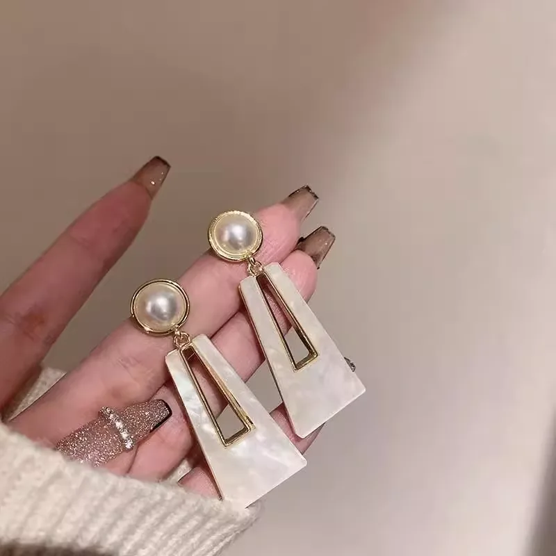 MUXCOR Wholesale Joias De Luxo Fancy Jewellery for Ladies Pearl Acrylic Geometric Trapezoidal Anti-allergy Needles Earrings view 3