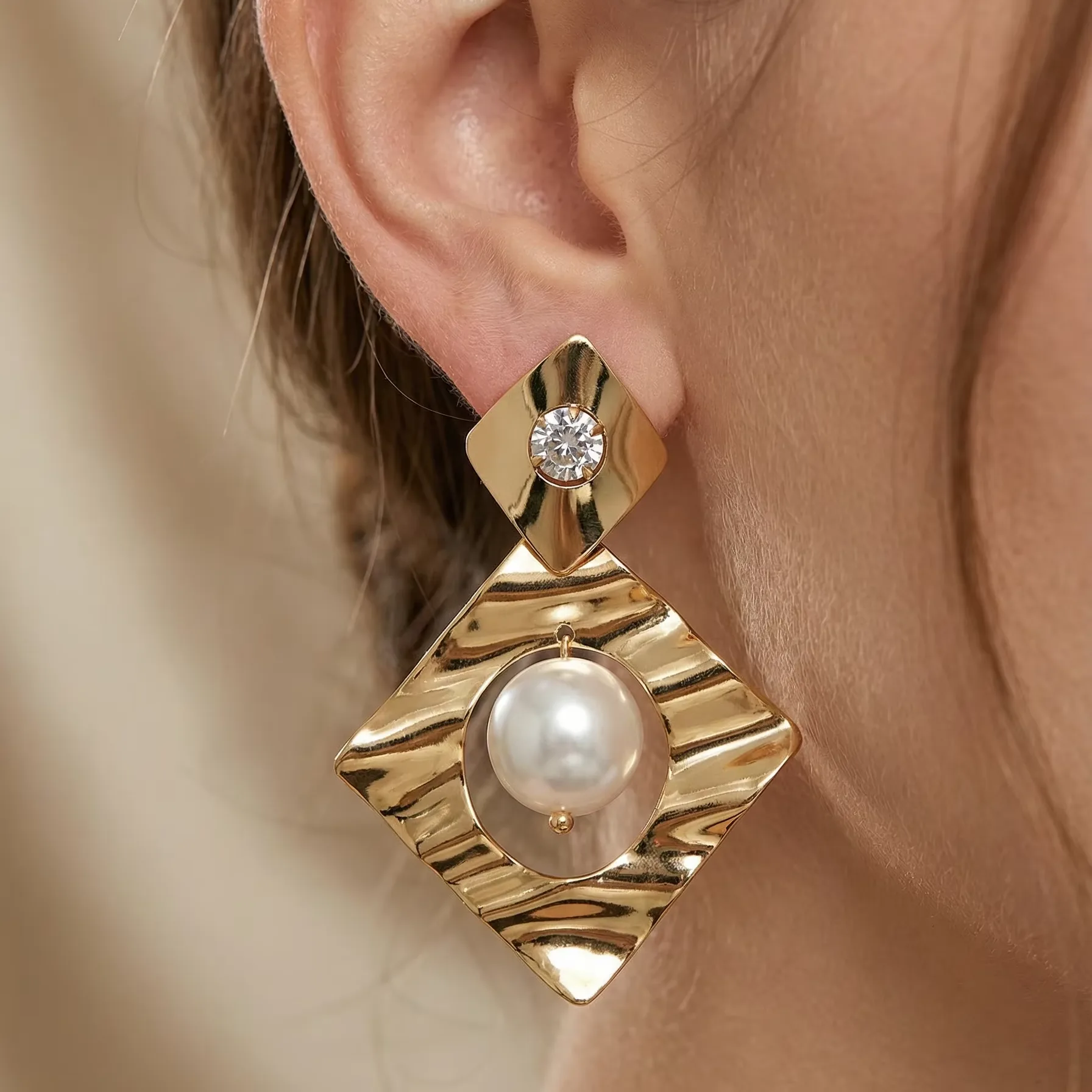 Wholesale Silver Needle Pleated Wave Artificial Pearl & Rhinestone Stud Earrings Copper Fashion Statement Women Jewelry for Gift
