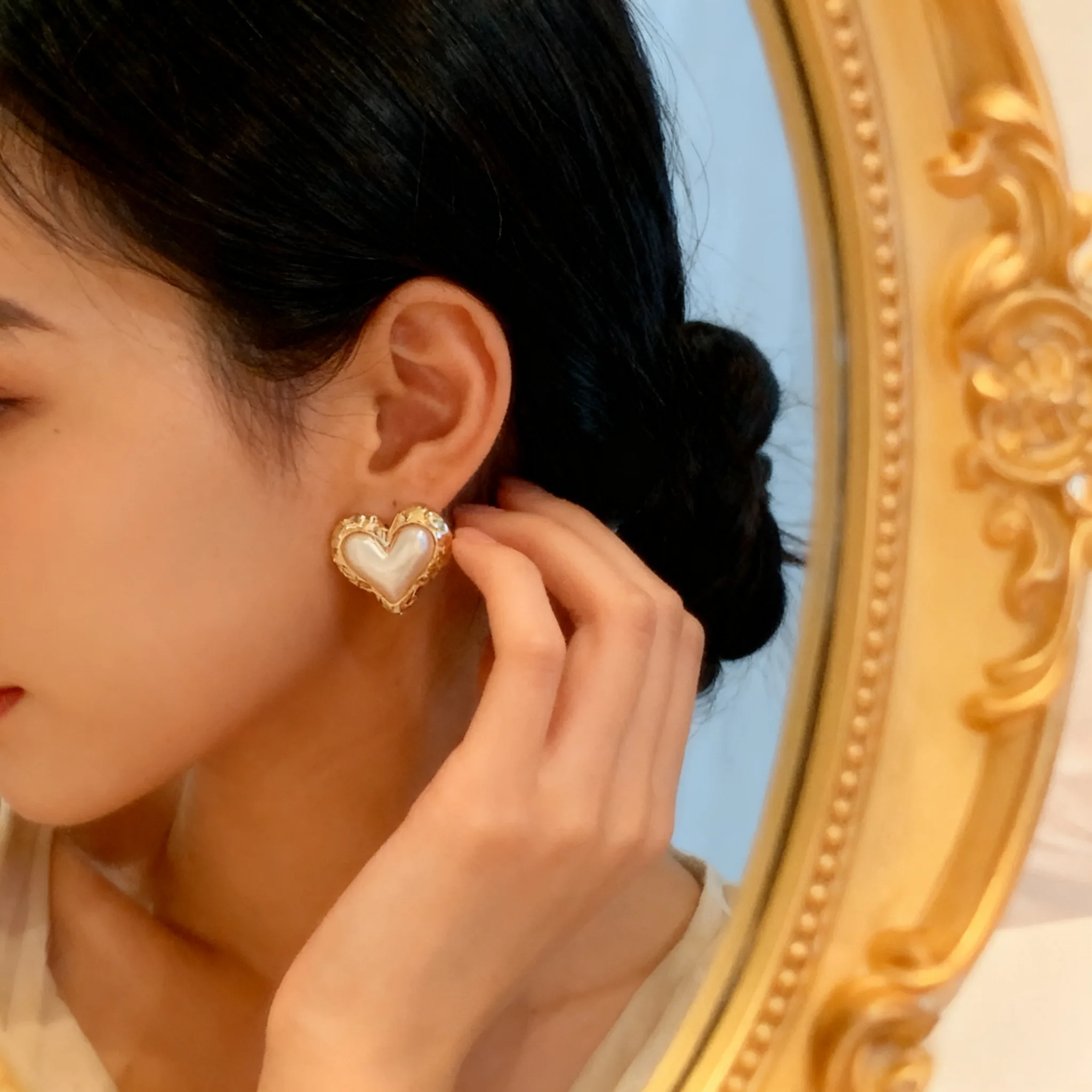 Elegant Heart Shaped Pearl Stud Earrings with Gold Plated Edge Fashionable Women Jewelry for Daily Wear Parties