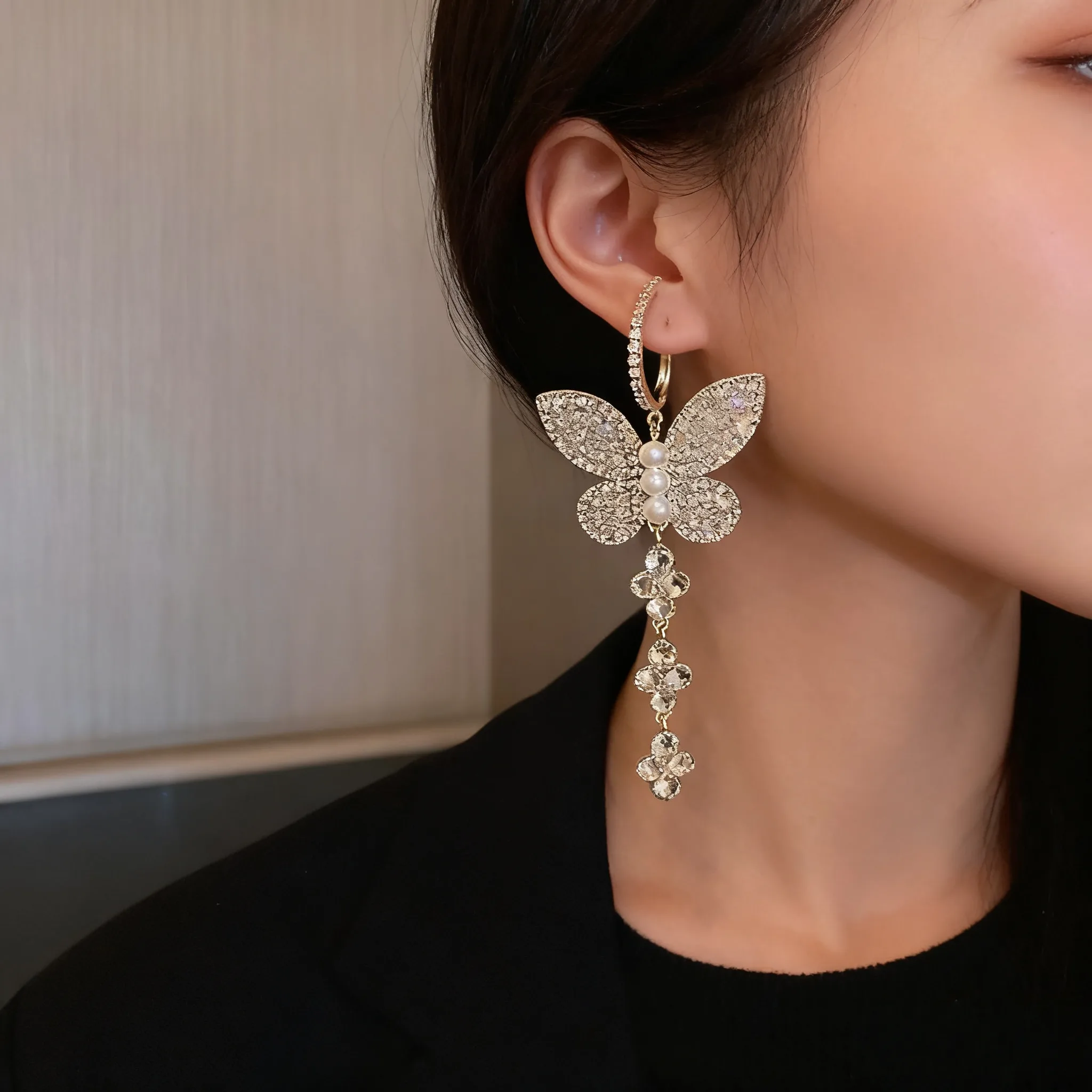 Wholesale Butterfly Tassel Drop Pendant Hoops Earrings Sparkly Rhinestone Alloy Bridal Wedding Fashion Custom Jewelry for Women