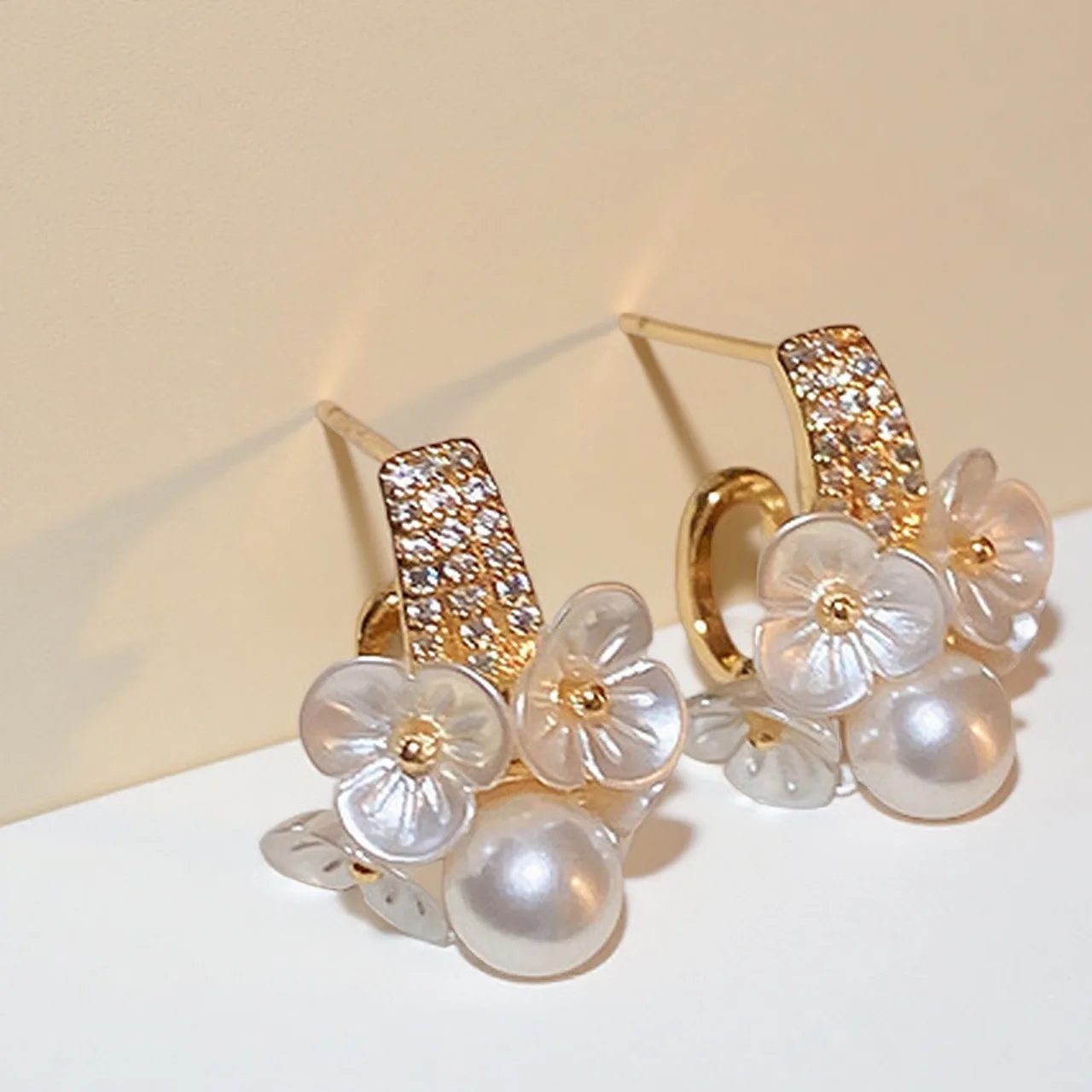 Elegant Floral Pearl Stud Earrings with Crystal Accents Exquisite Gold Plated Flower Earrings for Women Daily Wear Party